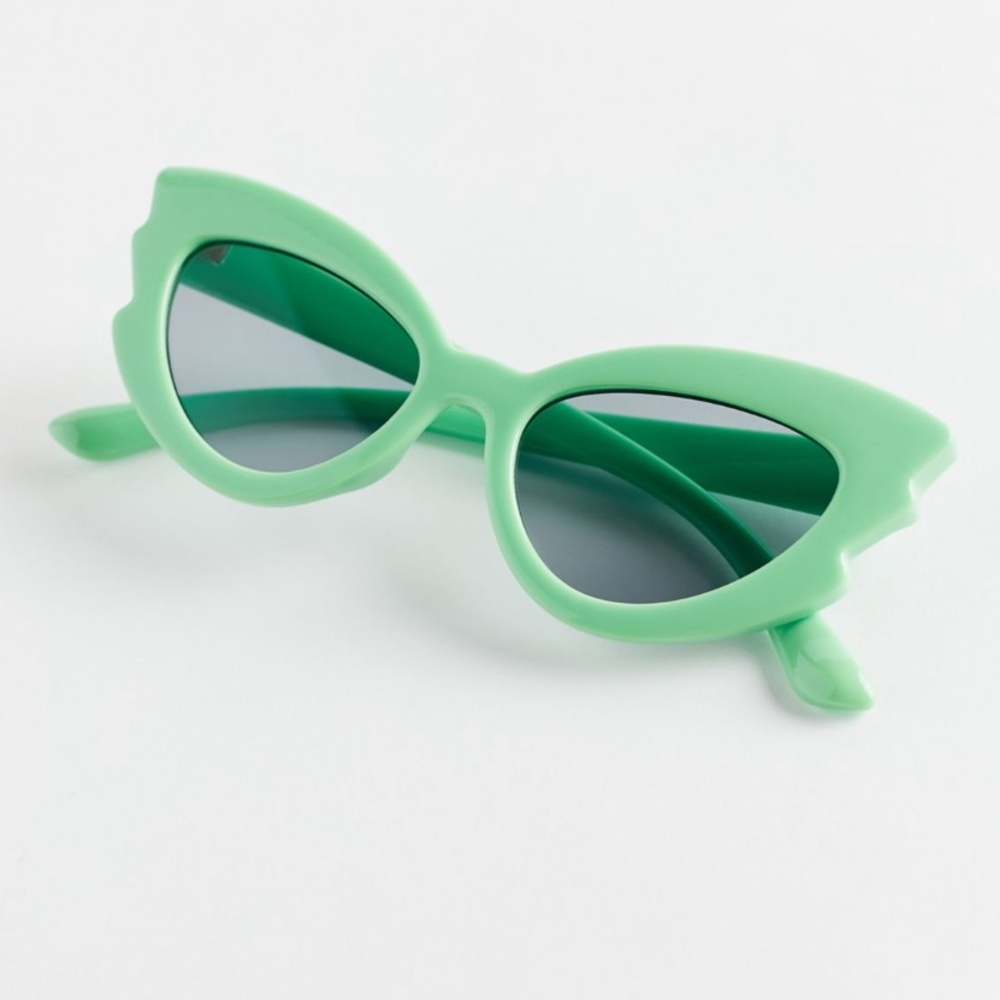 Alien 👽 UO Cat-Eye Sunglasses 💚